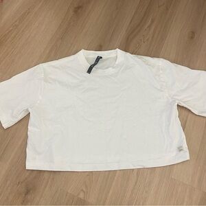 Vuori White cropped Short Sleeve Tee